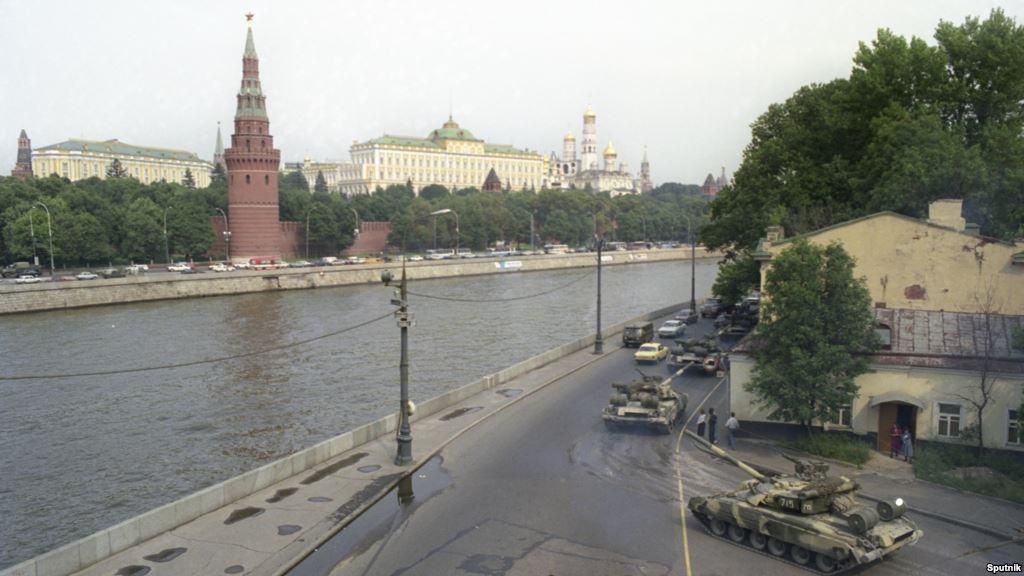 Танки и баррикады в Москве: раритетное видео