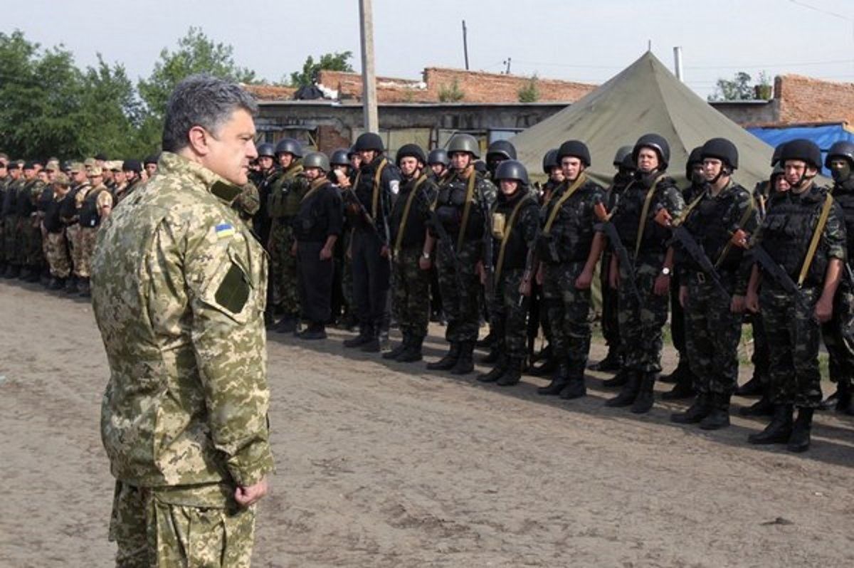 У Порошенко объяснили подтекст заявления президента о военном положении