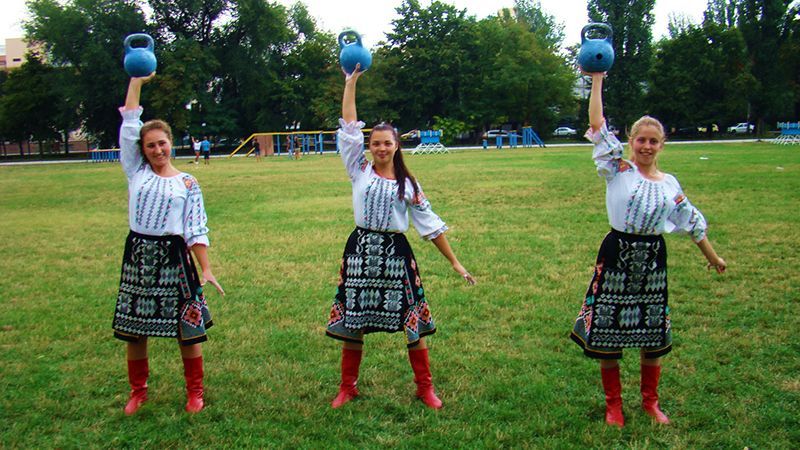 Як сильні українки жонглюють гирями: вражаючі фото 