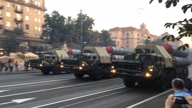 "Киевавтодор" жалуется, что техника для парада разрушает асфальт "Киевавтодор" жалуется, что техника для парада разрушает асфальт