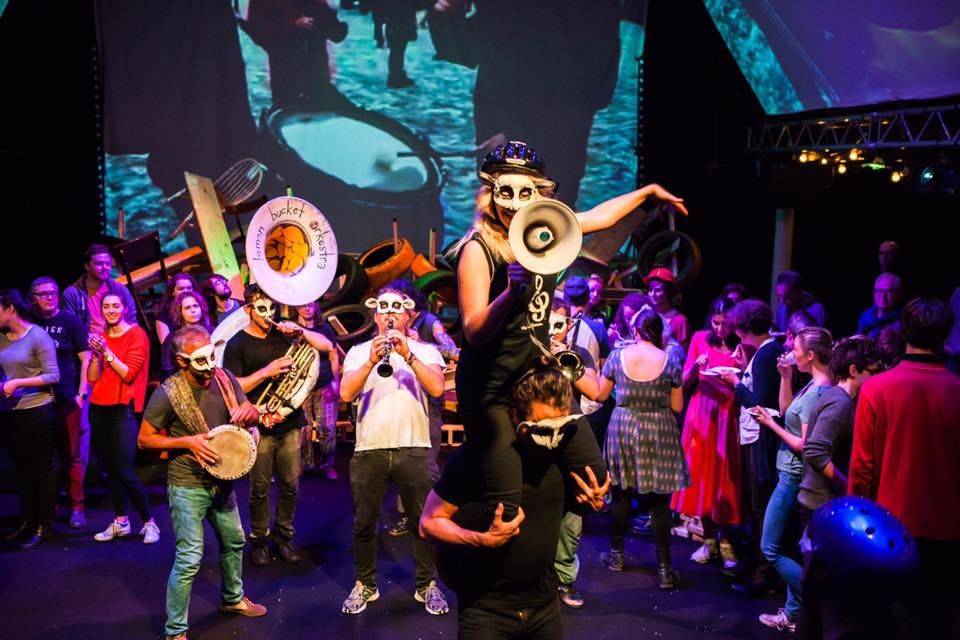 Украинцы с представлением о Майдане покорили британский фестиваль Украинцы с представлением о Майдане покорили британский фестиваль