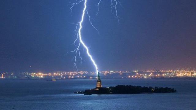 Блискавка вдарила у Статую Свободи: з'явилось вражаюче відео Блискавка вдарила у Статую Свободи: з'явилось вражаюче відео