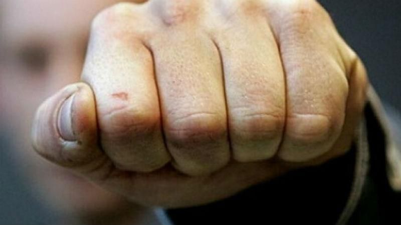 Невідомі з російськими номерами жорстоко побили волонтерів та священика Невідомі з російськими номерами жорстоко побили волонтерів та священика