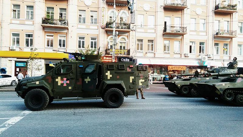 Чи варто проводити парад з військовою технікою на День Незалежності? Чи варто проводити парад з військовою технікою на День Незалежності?