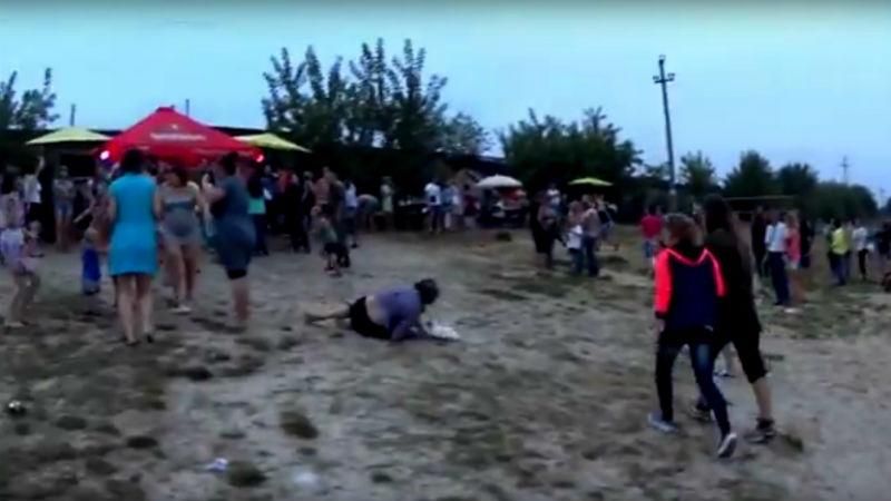 Как сейчас живет оккупированная Горловка: разбомбленные улицы и пьяные гулянки на песке