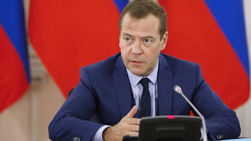 Теперь надо найти деньги: Медведев поиздевался над учителями