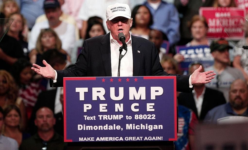 Одиозный Трамп потратил почти полмиллиона долларов на кепки Одиозный Трамп потратил почти полмиллиона долларов на кепки