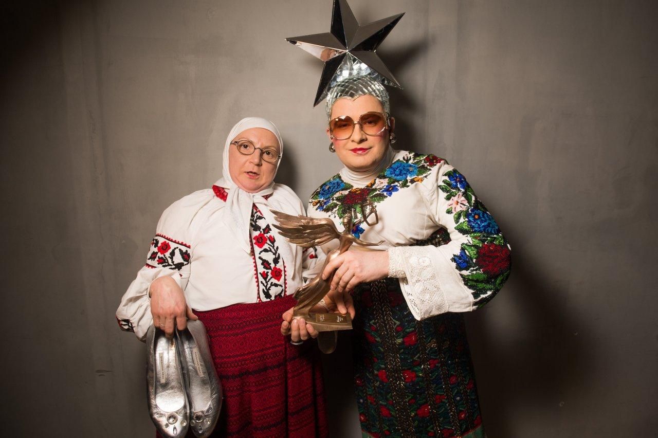 Маму Сердючки избили цыгане на Сорочинской ярмарке Маму Сердючки избили цыгане на Сорочинской ярмарке