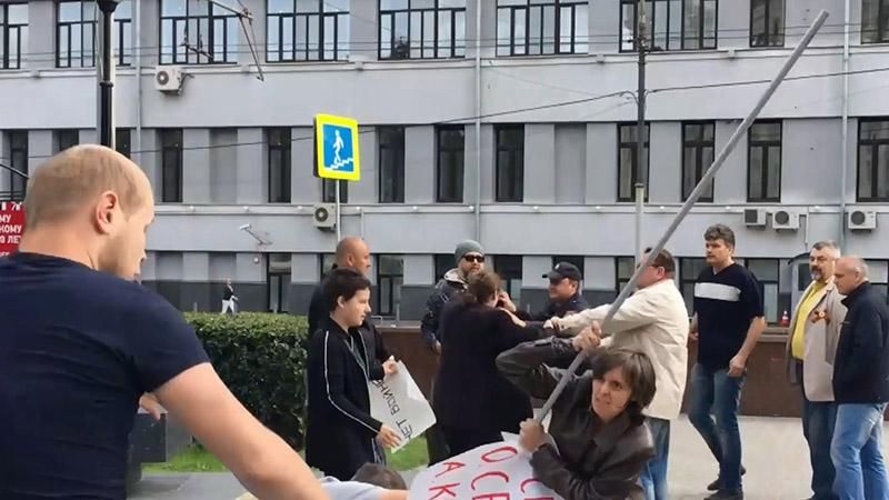 Антиукраинская политика Кремля: как все антивоенные акции заканчиваются побоищем Антиукраинская политика Кремля: как все антивоенные акции заканчиваются побоищем