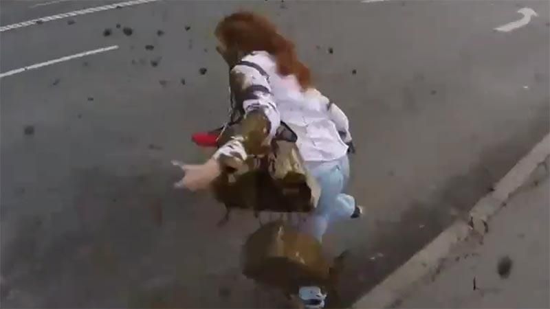 З'явилося відео, як журналістку в Москві облили лайном