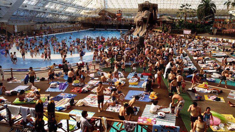 Неповнолітніх дівчат порізали в переповненому аквапарку в Японії Неповнолітніх дівчат порізали в переповненому аквапарку в Японії