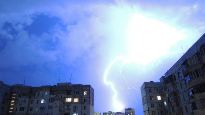 Мощная гроза прошла в Одессе: появились эффектные фото стихии