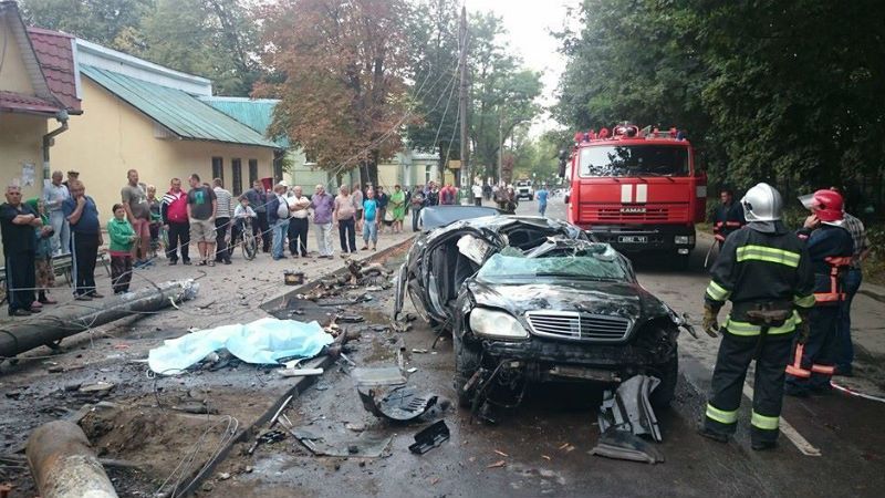 Mercedes почти разорвало пополам в страшной аварии на Прикарпатье Mercedes почти разорвало пополам в страшной аварии на Прикарпатье