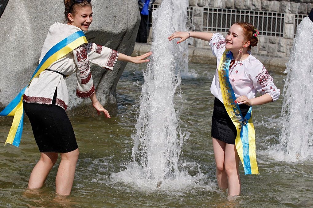 Стало відомо, скільки українців підтримують українську мову в школах