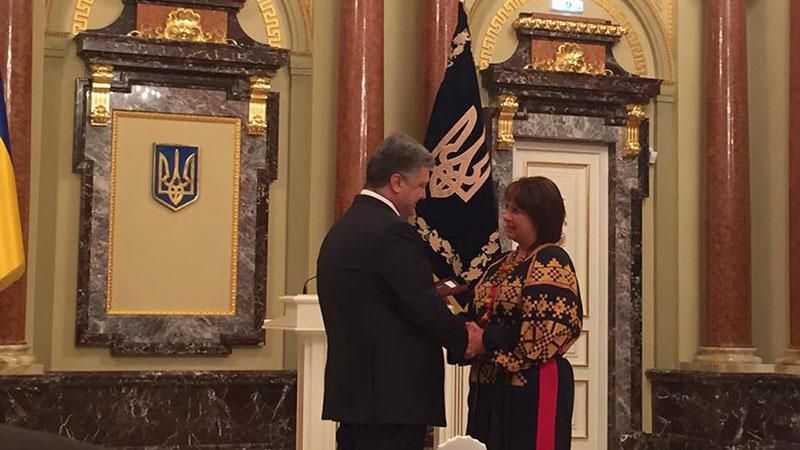 Яресько отримала орден від Порошенка Яресько отримала орден від Порошенка