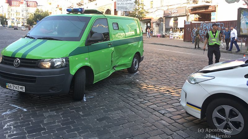 Патрульні врізалися в інкасаторське авто: з’явилися фото Патрульні врізалися в інкасаторське авто: з’явилися фото