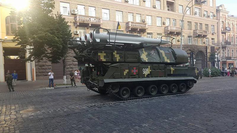 Появились новые фото военной техники в центре Киева