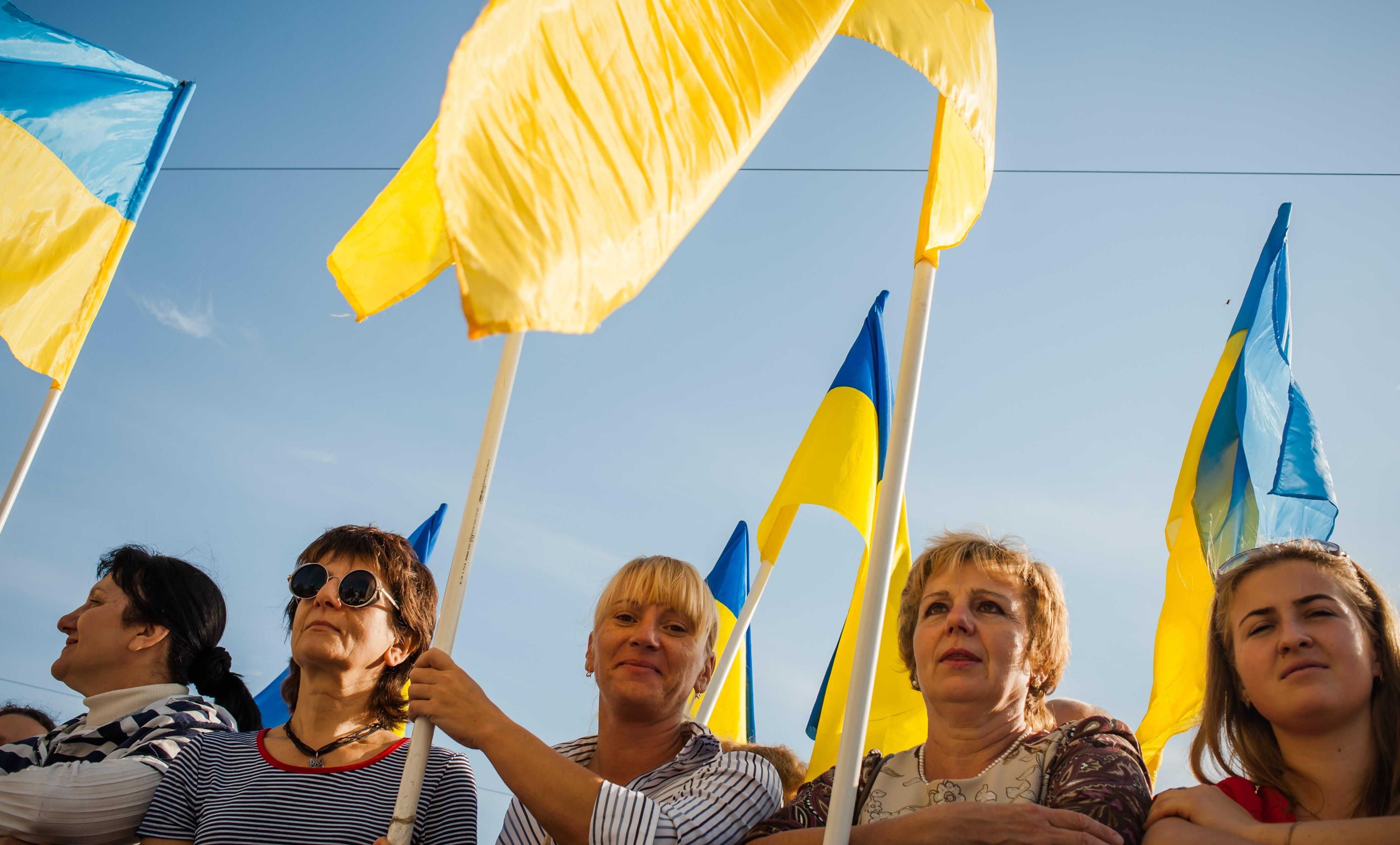 Дочка загиблого Героя підняла прапор на Софійській площі Дочка загиблого Героя підняла прапор на Софійській площі