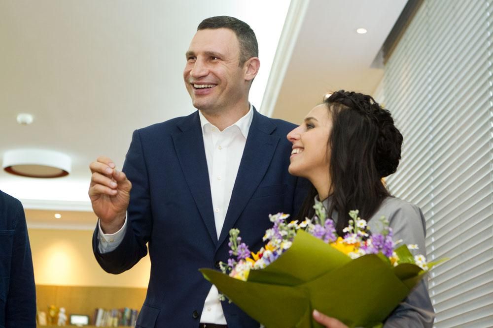 Кличко зробив Джамалі подарунок за її перемогу на Євробаченні Кличко зробив Джамалі подарунок за її перемогу на Євробаченні