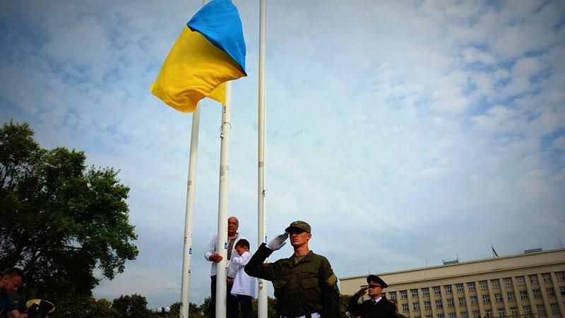 Сын погибшего Героя поднял украинский флаг на Закарпатье