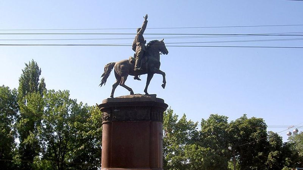Памятник Щорсу удачно замаскировали перед Днем Независимости Памятник Щорсу удачно замаскировали перед Днем Независимости