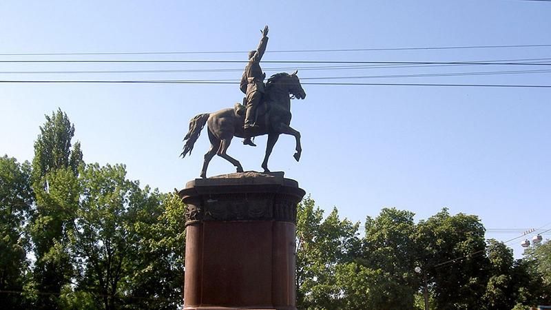 Памятник Щорсу удачно замаскировали перед Днем Независимости