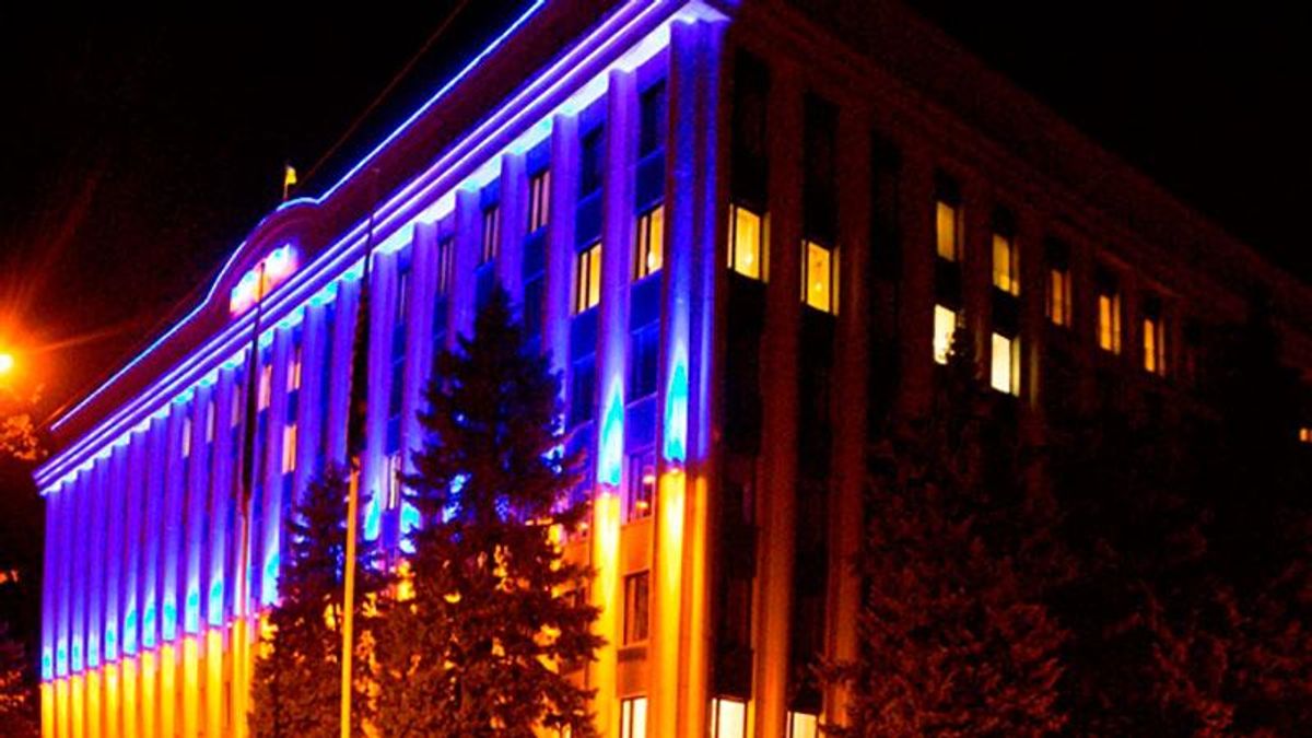 У Дніпрі з'явився гігантський світлодіодний прапор