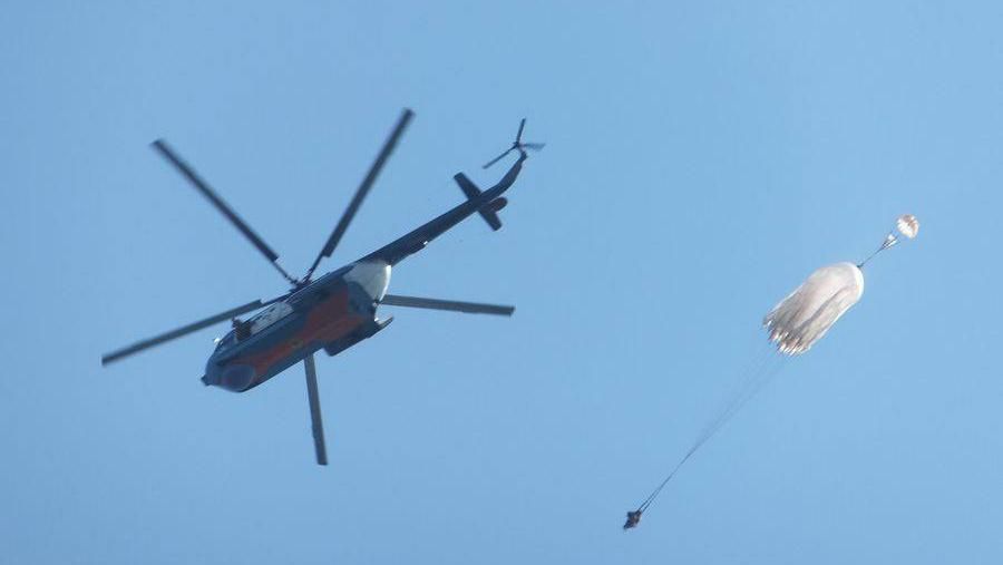 Як виглядають парашутні стрибки десантників на воду: видовищні фото