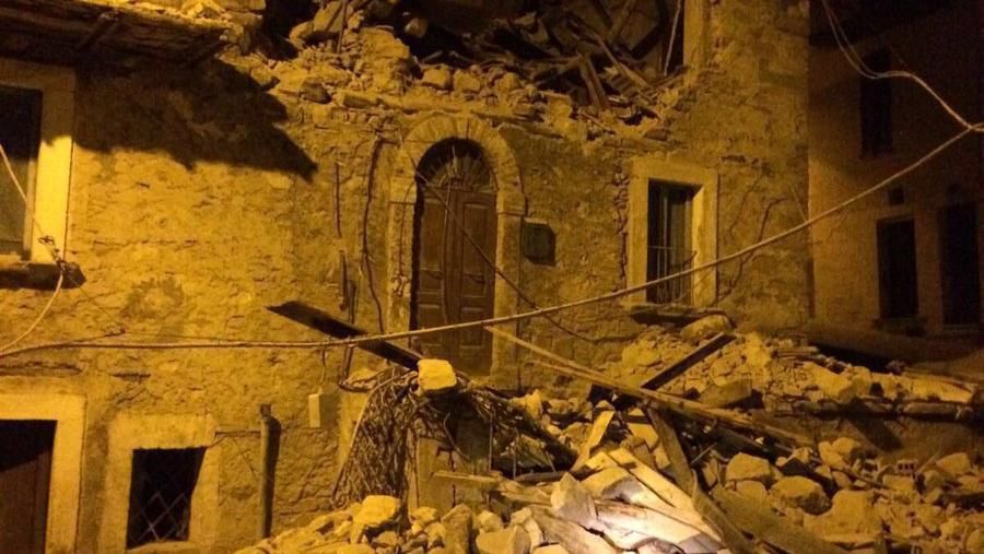 Мощное разрушительное землетрясение в Италии: много людей под завалами