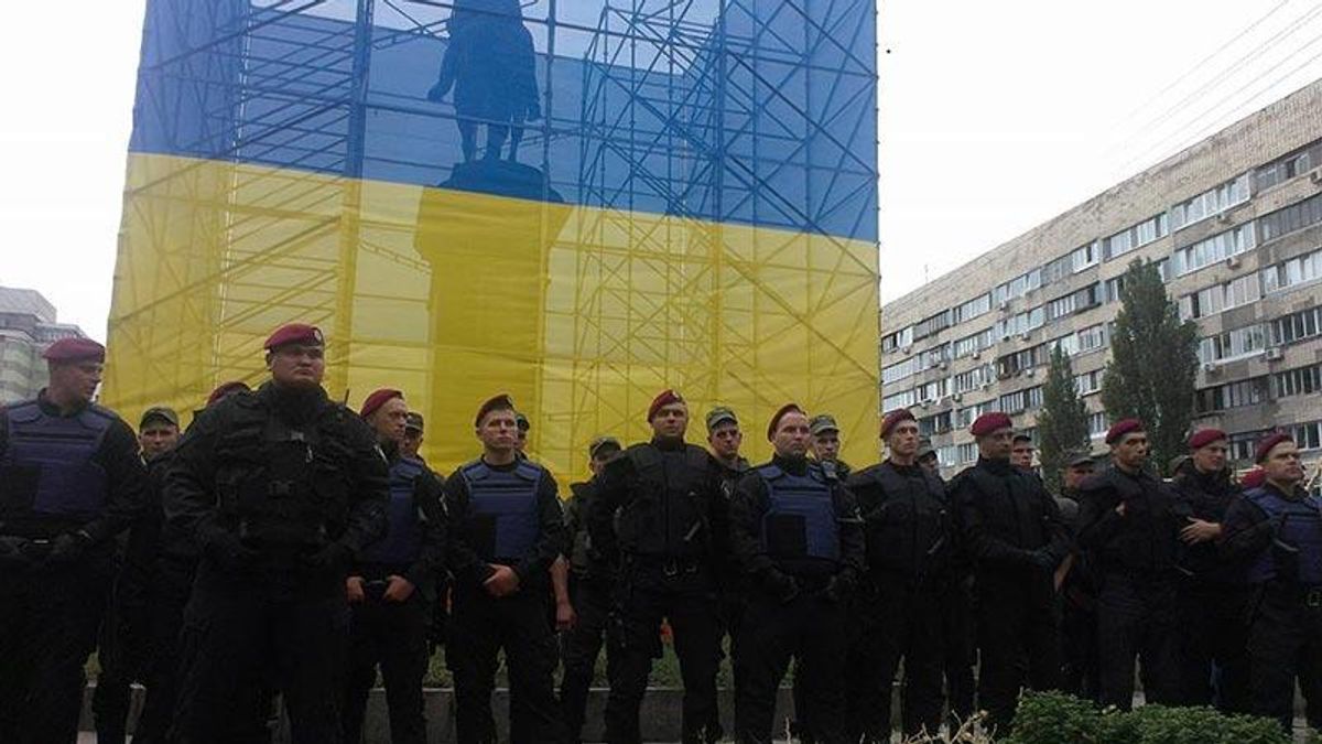 В Киеве усиленно охраняют советский памятник В Киеве усиленно охраняют советский памятник
