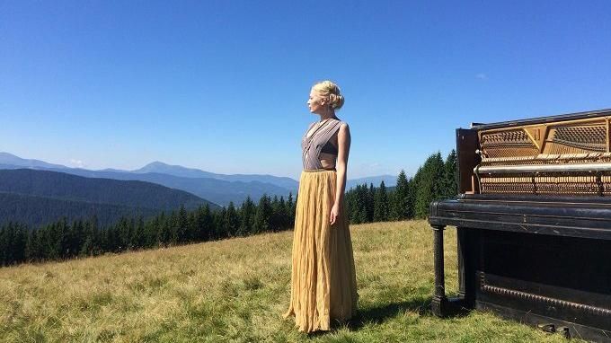 ONLINE.UA и певица Alloise подготовили сюрприз ко Дню Независимости Украины ONLINE.UA и певица Alloise подготовили сюрприз ко Дню Независимости Украины