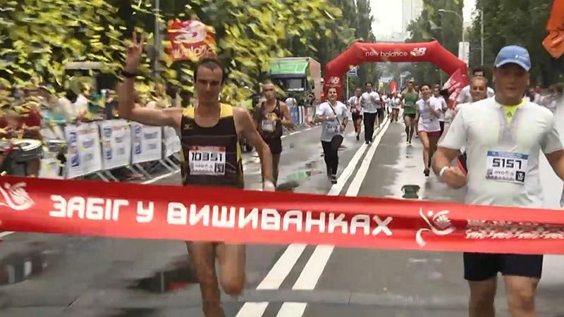 Киевляне устроили патриотический забег в вышиванках Киевляне устроили патриотический забег в вышиванках