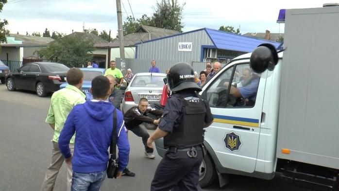 Самосуд над поліцейськими через вбивство місцевого жителя влаштували на Миколаївщині
