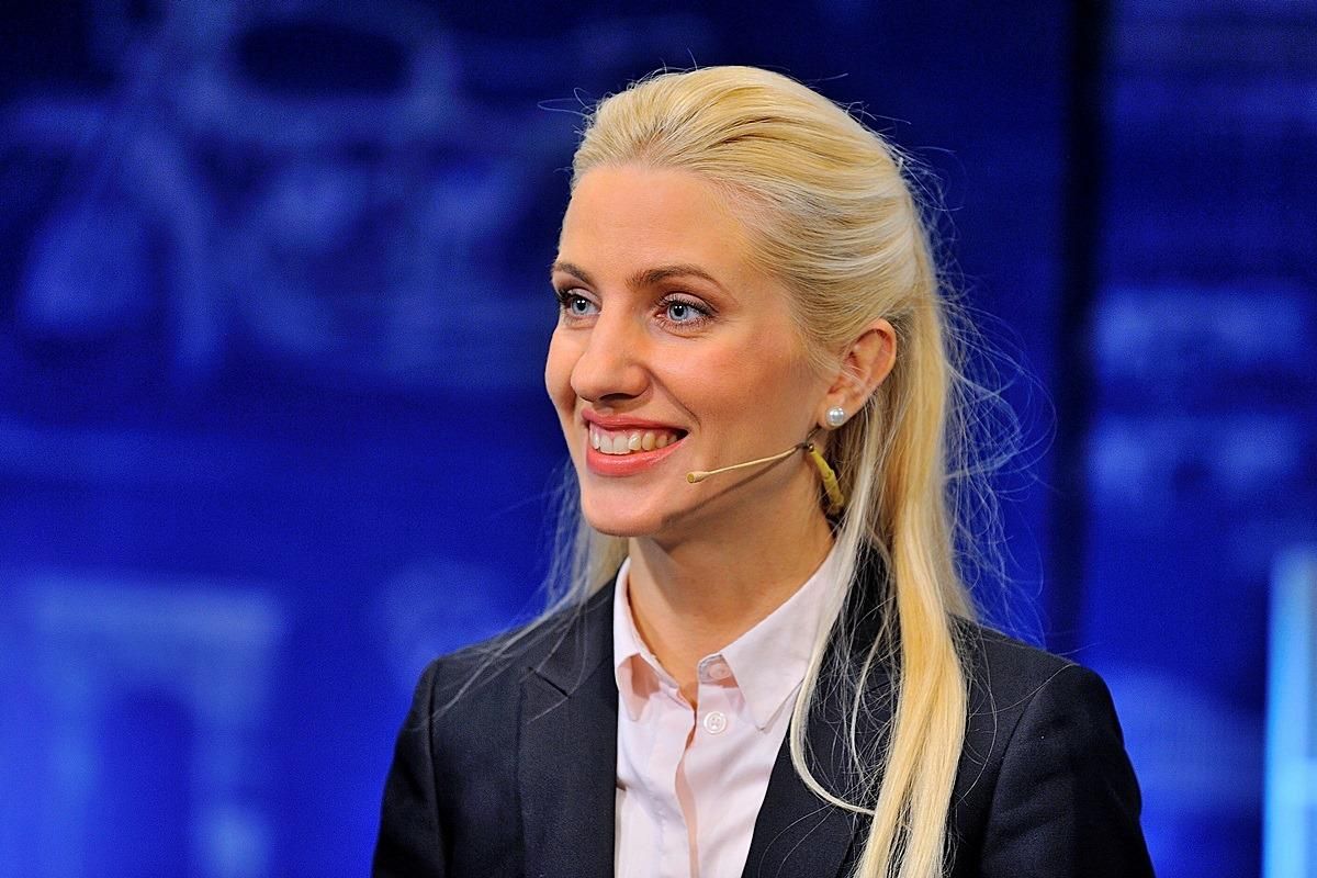 Політик похизувалась вишиванкою за майже 42 тисячі гривень Політик похизувалась вишиванкою за майже 42 тисячі гривень