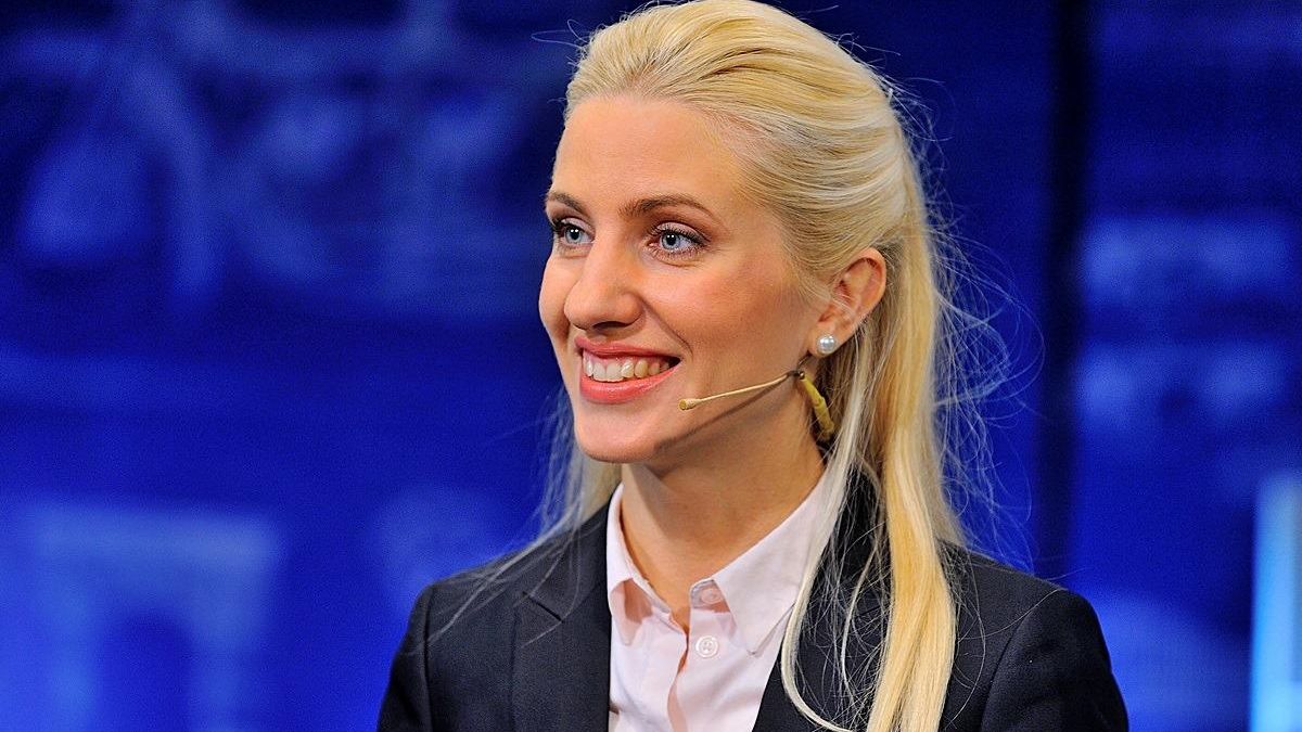 Политик похвасталась вышиванкой за почти 42 тысячи гривен Политик похвасталась вышиванкой за почти 42 тысячи гривен