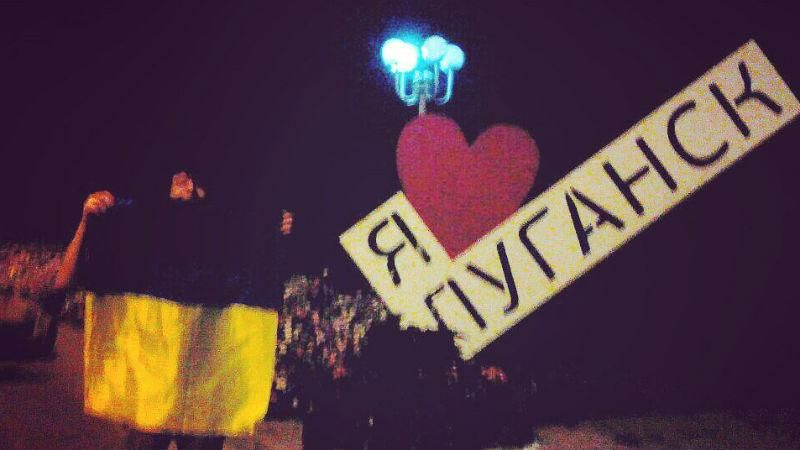 Фотофакт: в оккупированном Луганске смельчак развернул украинский флаг Фотофакт: в оккупированном Луганске смельчак развернул украинский флаг