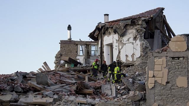 Маленькую девочку спасли из-под завалов в Италии: эмоциональное видео Маленькую девочку спасли из-под завалов в Италии: эмоциональное видео
