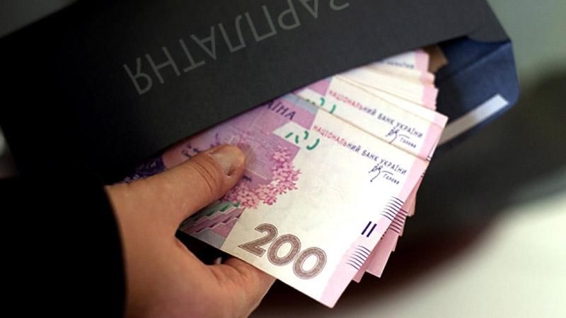 В налоговой рассказали, сколько украинцев получают зарплаты "в конвертах"