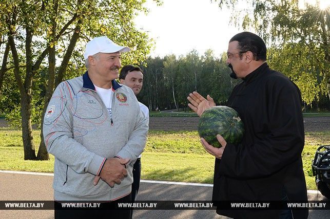 Лукашенко накормил морковью известного голливудского актера – обнародовали фото