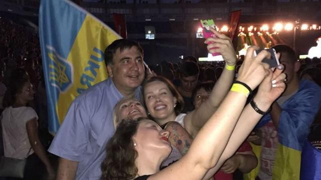 Саакашвили показал, как развлекался на концерте Океана Эльзы