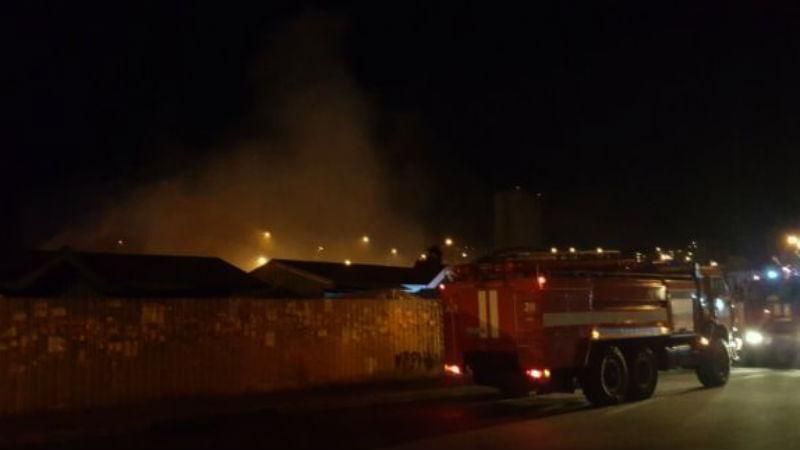 В Києві розгорілась масштабна пожежа на ринку