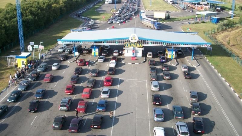 На границе с Польшей в очередях стоят более тысячи автомобилей На границе с Польшей в очередях стоят более тысячи автомобилей