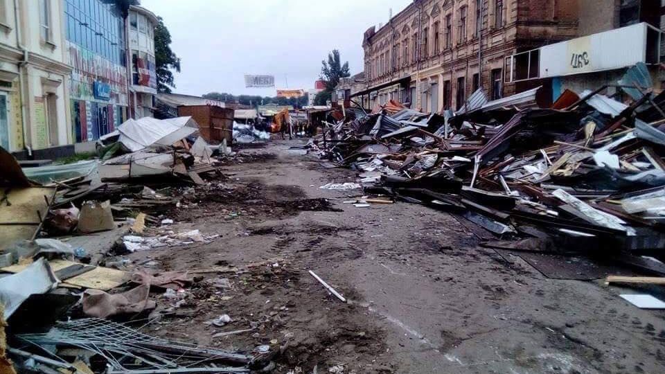 Ночью в центре Днепра бульдозерами снесли рынок Ночью в центре Днепра бульдозерами снесли рынок