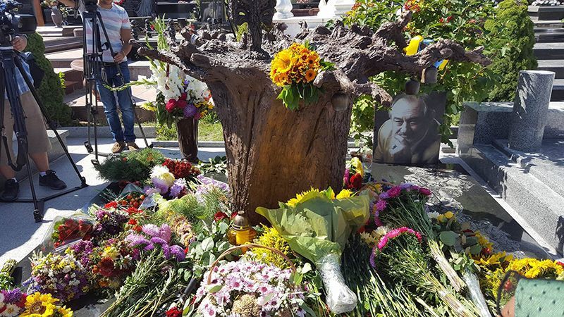 Памятник Ступке открыли на Байковом кладбище: появились фото