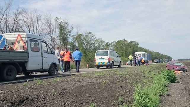 Водій на шаленій швидкості врізався у комунальників: троє загинули Водій на шаленій швидкості врізався у комунальників: троє загинули