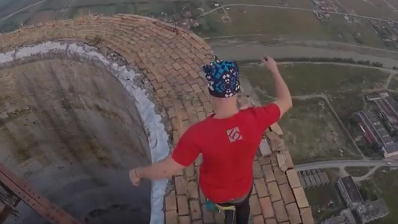 Екстремал влаштовує неймовірні трюки на 240-метровій висоті Екстремал влаштовує неймовірні трюки на 240-метровій висоті