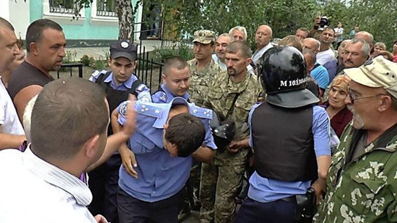 У мережу виклали відео нічного штурму відділу поліції на Миколаївщині