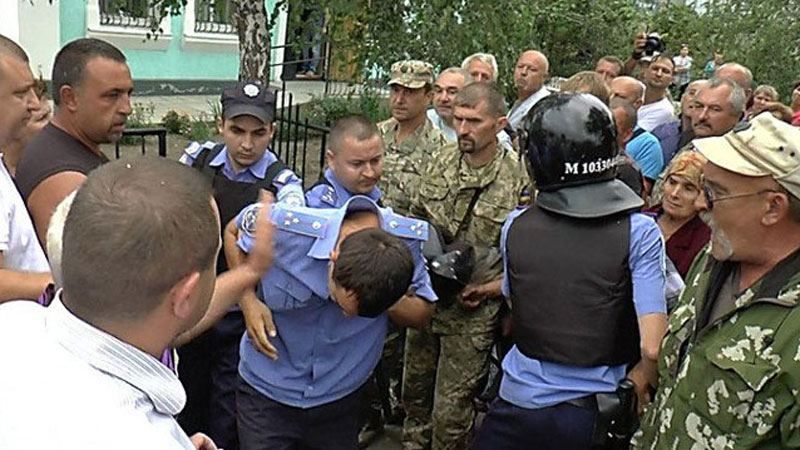 В сеть выложили видео ночного штурма отдела милиции на Николаевщине