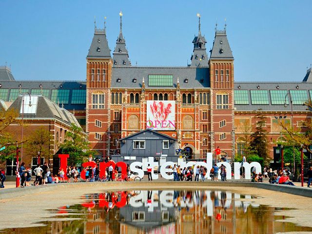 В Нидерландах хотят позакрывать мечети и запретить Коран В Нидерландах хотят позакрывать мечети и запретить Коран