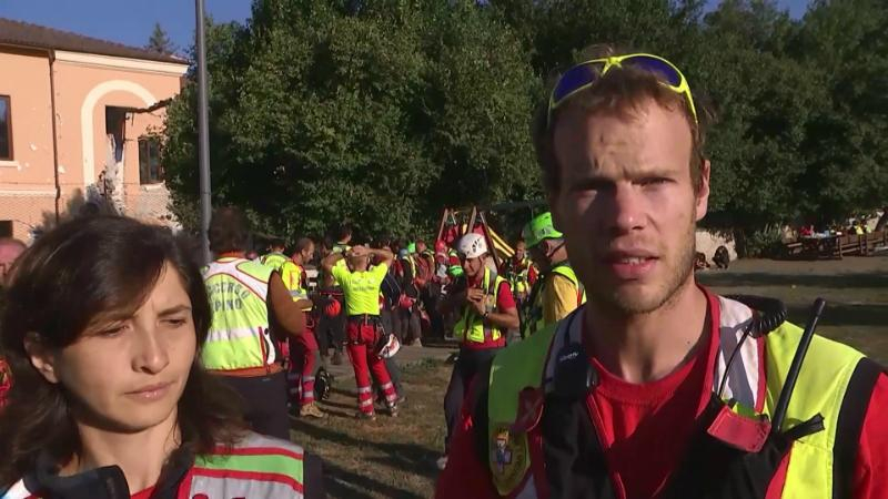 Спасатели в Италии не теряют надежды вытащить живых людей из-под завалов